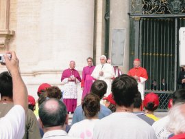 il Papa saluta i pellegrini
in Piazza San Pietro
(15191 bytes)